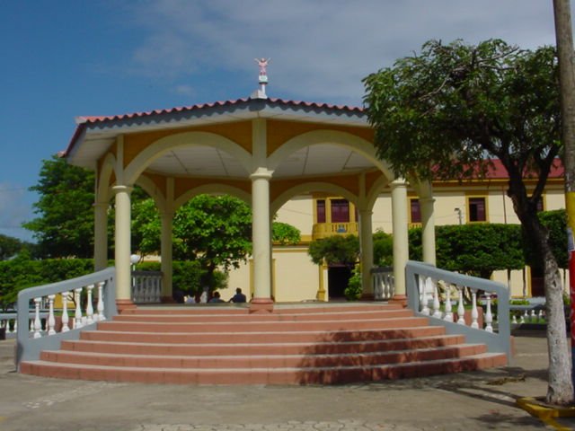 Parque de Nanadaime, al fondo el edificio municipal